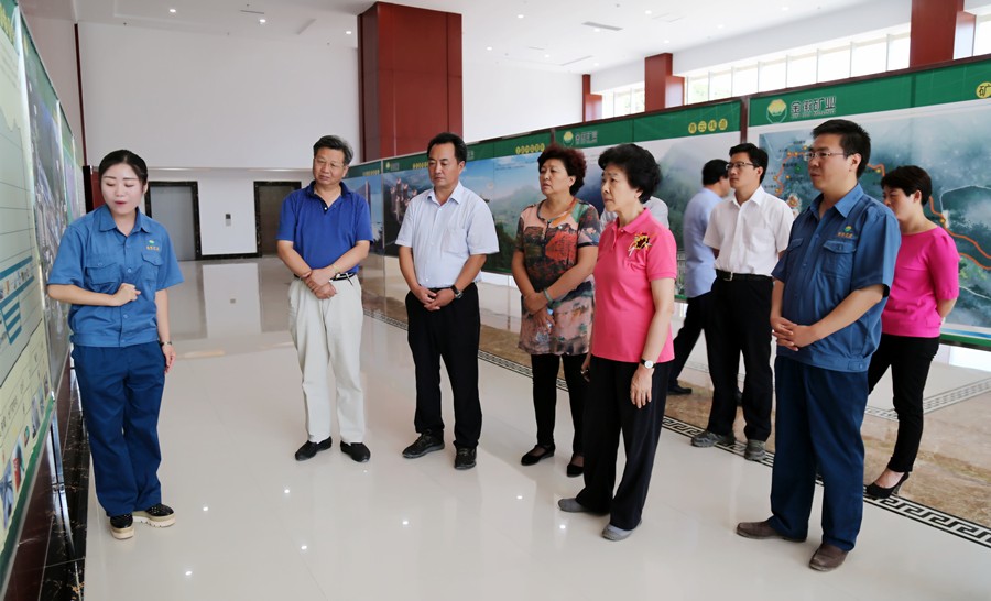 1-2015年8月，全國政協(xié)副主席、中國科學(xué)院院士王志珍一行蒞臨金徽股份調(diào)研。.jpg