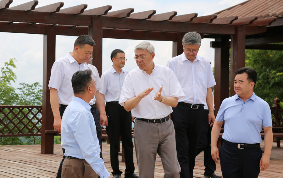 7-2021年7月，中共中央委員、時任甘肅省委書記尹弘蒞臨金徽股份調(diào)研指導(dǎo)防災(zāi)減災(zāi)和綠色礦山建設(shè)情況。.jpg