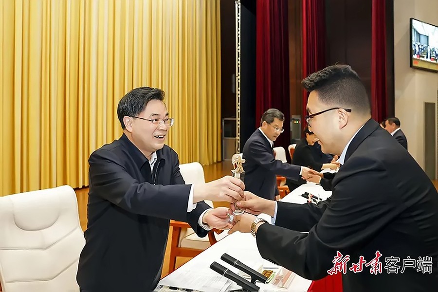 2-2023年5月，省委書記、省人大常委會主任胡昌升為金徽礦業(yè)旅游景區(qū)授“全省文化旅游發(fā)展突出貢獻(xiàn)集體獎”。.jpg
