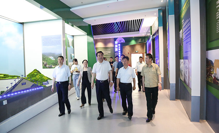 14-2021年6月，時任省委常委、省委統(tǒng)戰(zhàn)部部長馬廷禮蒞臨金徽股份調(diào)研。.jpg