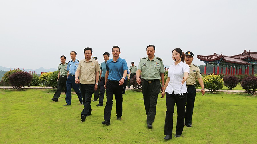 17-2020年7月，省委常委、省軍區(qū)司令員王文清蒞臨金徽股份調(diào)研企業(yè)編兵和綠色礦山建設(shè)工作是表示：金徽股份將民兵作為企業(yè)應(yīng)急救援力量的一員，充分發(fā)揮了民兵作用，立起了在企業(yè)編兵的標(biāo)桿。.jpg