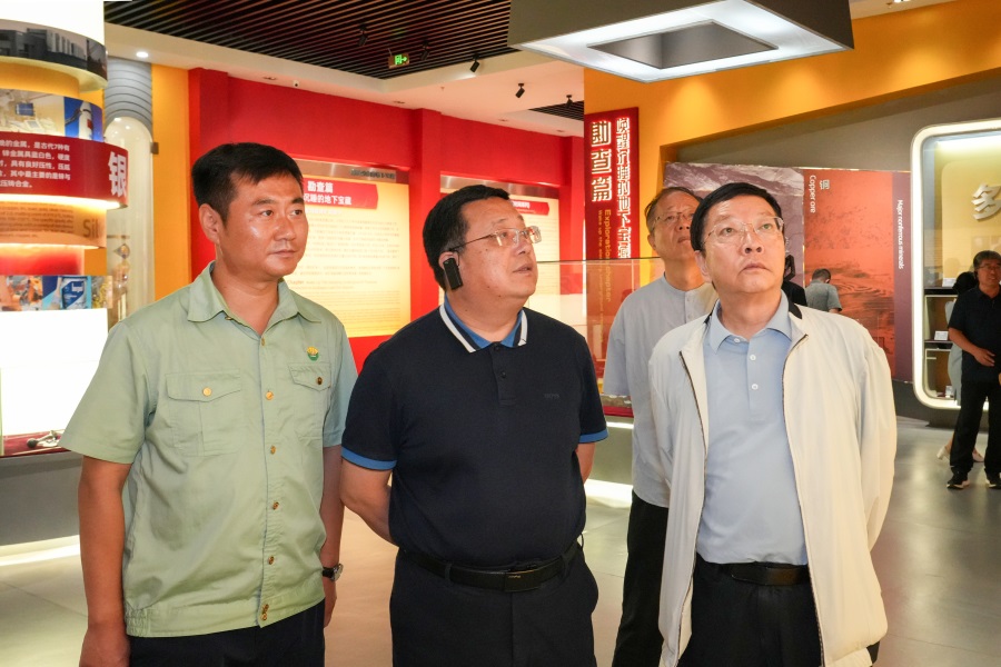 2024.06.23全國政協(xié)委員、 陜西省政協(xié)副主席、民建陜西省委會主委李忠民蒞臨金徽股份調(diào)研.jpg