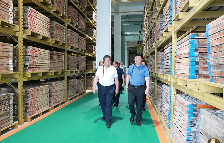 51-2022年6月，省農(nóng)業(yè)農(nóng)村廳一級巡視員朱寶瑩蒞臨金徽股份調(diào)研綠色礦山建設(shè)工作。.jpg