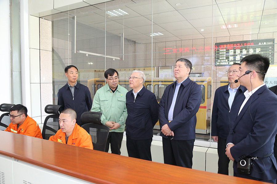 全國政協(xié)常委，省政協(xié)副主席，民進(jìn)中央常委、甘肅省主委尚勛武調(diào)研金徽股份時強(qiáng)調(diào)，要加強(qiáng)科技創(chuàng)新與人才培養(yǎng)。-900.jpg