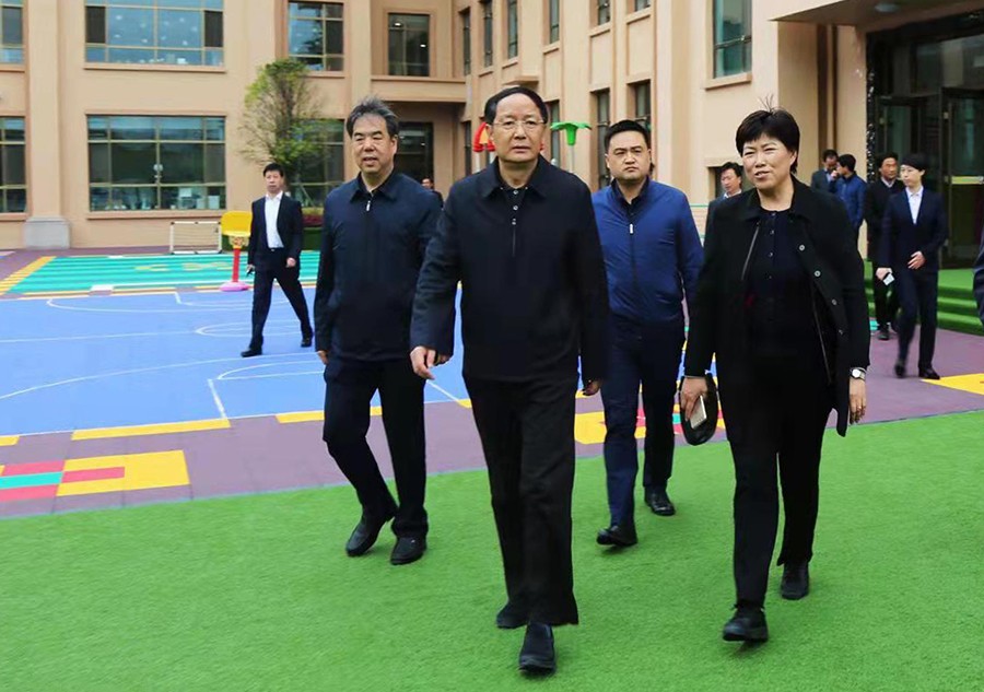 5.2018年4月，時任省政協(xié)主席、黨組書記歐陽堅(jiān)蒞臨金徽企業(yè)視察-900.jpg